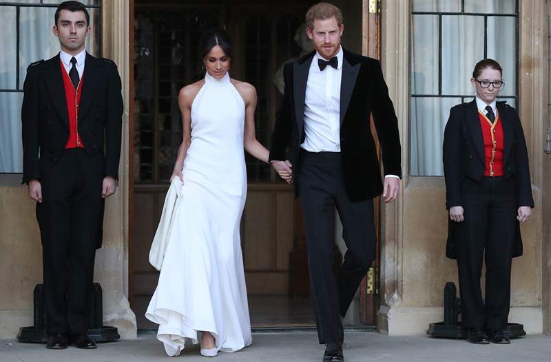 Gaun putih seharga $ 45 ini adalah Ringer Mati untuk Gaun Resepsi Meghan Markle