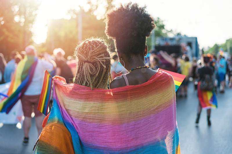 5 modi per eliminare la bifobia nella comunità LGBTQ+, secondo gli attivisti BI+