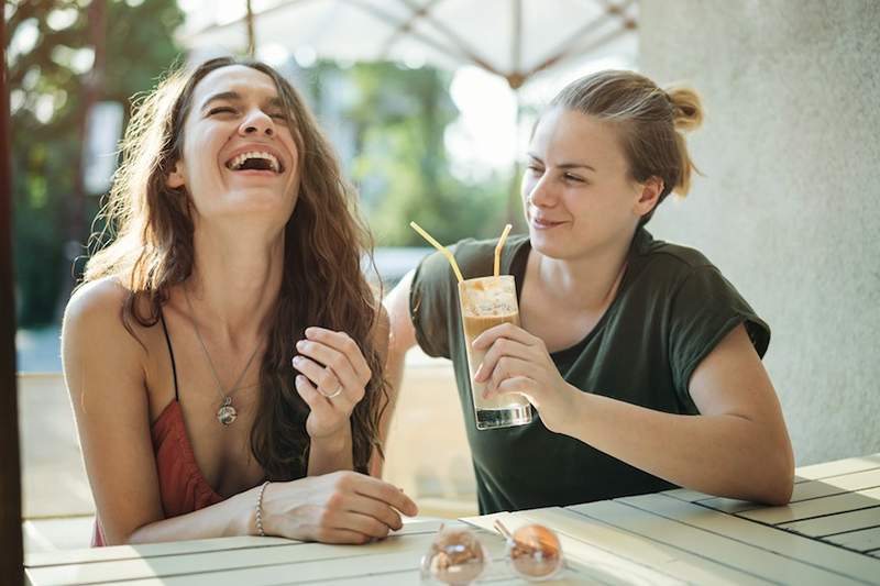 3 domande approvate da esperti da porre alla tua cotta per salvarti dalle profondità del silenzio imbarazzante