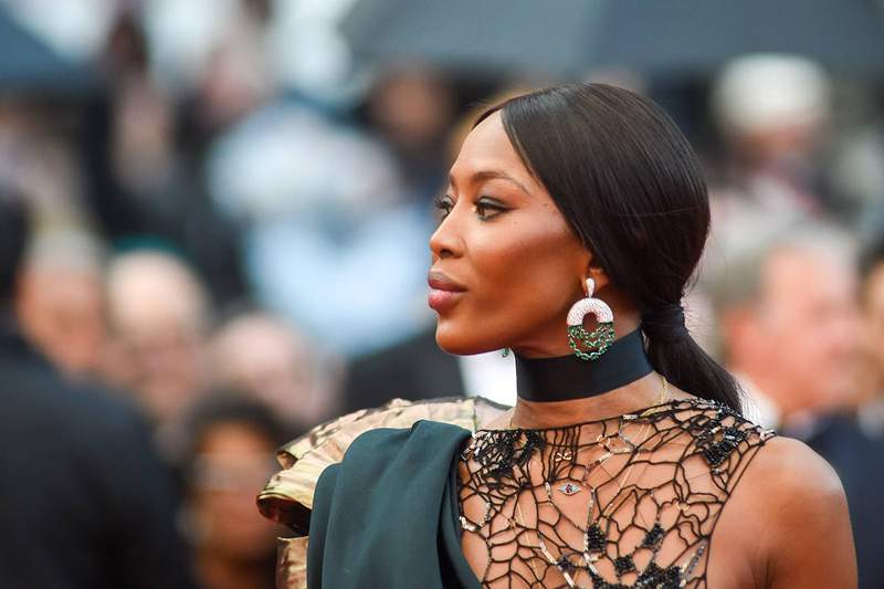 Tanrıya şükür YouTube nihayet bize dua ettiğim Naomi Campbell serisi veriyor (tamam, ben)