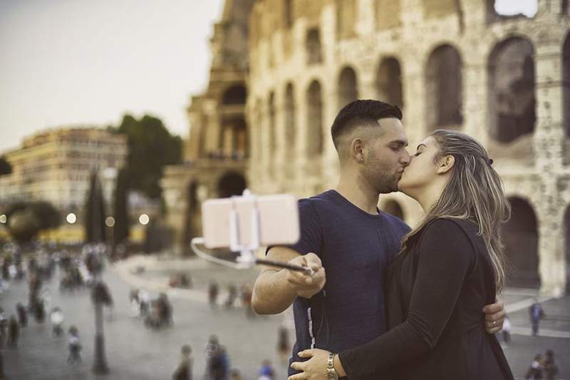 Caro terapista, perché ho svenuto al PDA in rom-com ma lo giudicano (e lo odio) sui social media?