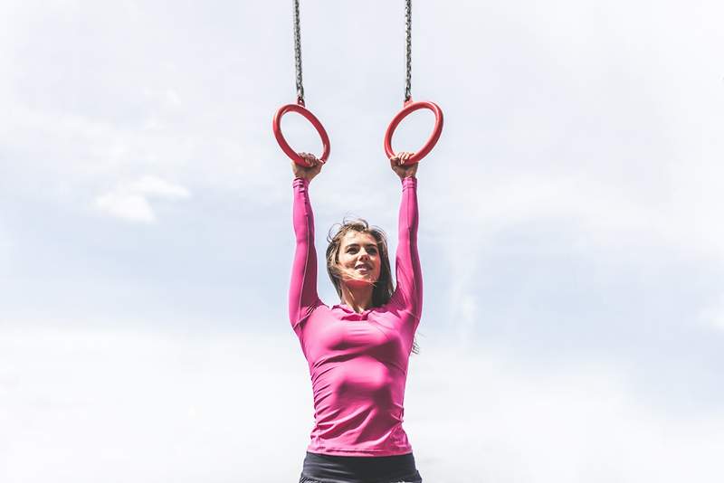 No tienes que hacer un millón de pull-ups para probar la fuerza de tu brazo, solo ir a una clase de anillos