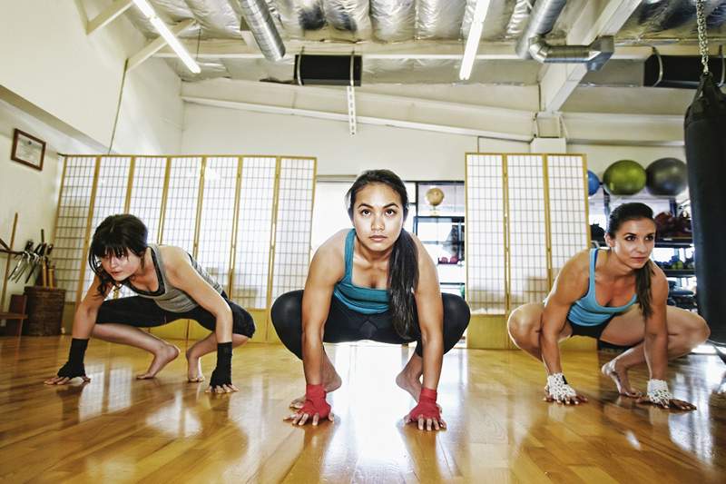 Hops -urile de broască deschide flexorii șoldului și masează -ți coloana vertebrală în același timp