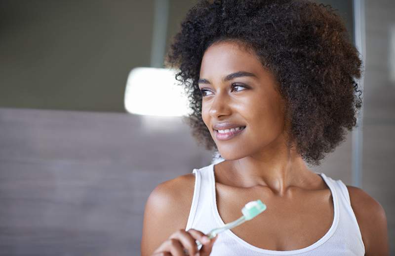 Los dientes y las encías le ruegan que deje de cepillarse tanto