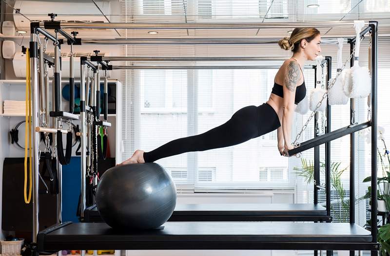 Yoğun bir antrenmana girin * her yerde * bu tamamen çökebilir Pilates Reformer'ı kullanarak