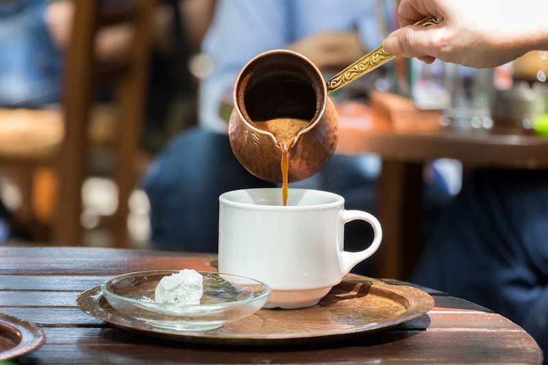 Um leitor de xícara de café me ensinou como ver imagens, mensagens e significado na minha caneca