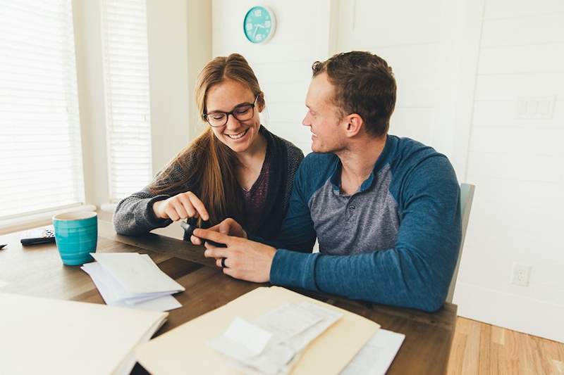 4 ekspertų patarimai, kaip sukurti finansinę kartu su savo partneriu, nesiliaujančiomis sąskaitose