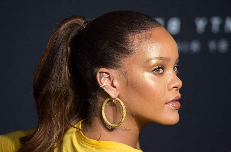 El único producto que el maquillador de Rihanna dice que brillará en tu cara * y * cuerpo