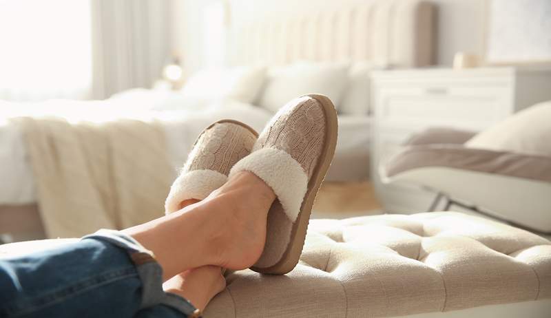 De 13 beste slippers met gesloten teen om je voeten knus en gelukkig in het huis te houden