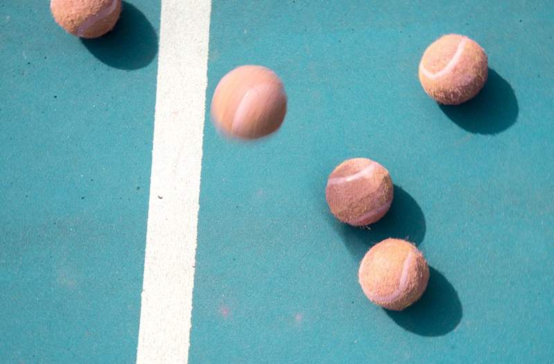 Por qué siempre debes tirar una pelota de tenis en tu equipaje de mano