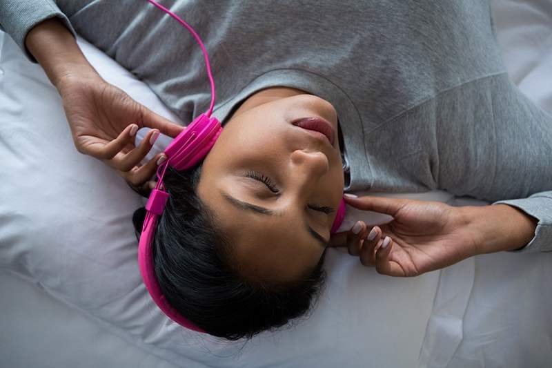 Aggiungi un po 'di colore alla tua routine per andare a letto con rumore rosa per un sonno più profondo