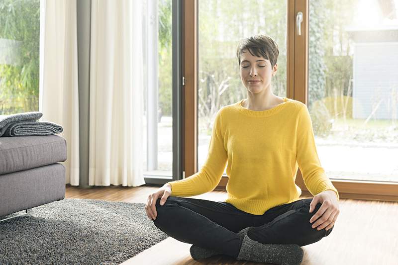 Kako narediti meditacijo za skeniranje telesa za sproščanje napetosti od glave do pete