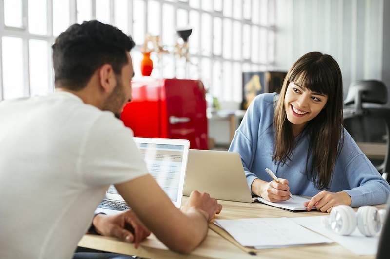 I moderni dos e non fare per uscire con un collega senza compromettere il tuo lavoro