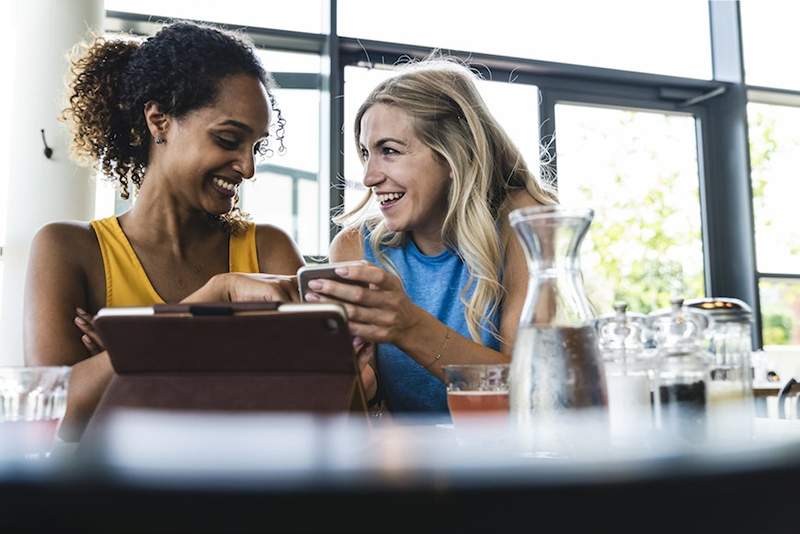 Kako se resnično povezati z ljudmi, tudi če ste resen družbeni introvert