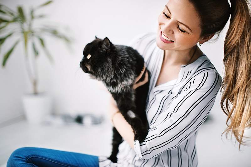 Sebab sebenar kita takhayul tentang cermin patah, kucing hitam, dan nombor 13