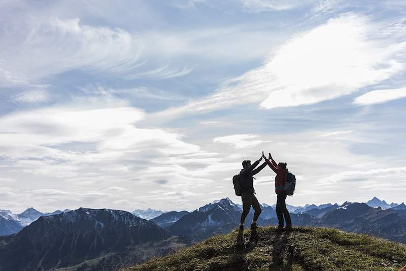 High Five eller Low Five? Vi bryter ner vad din stödjande smällstil säger om dig