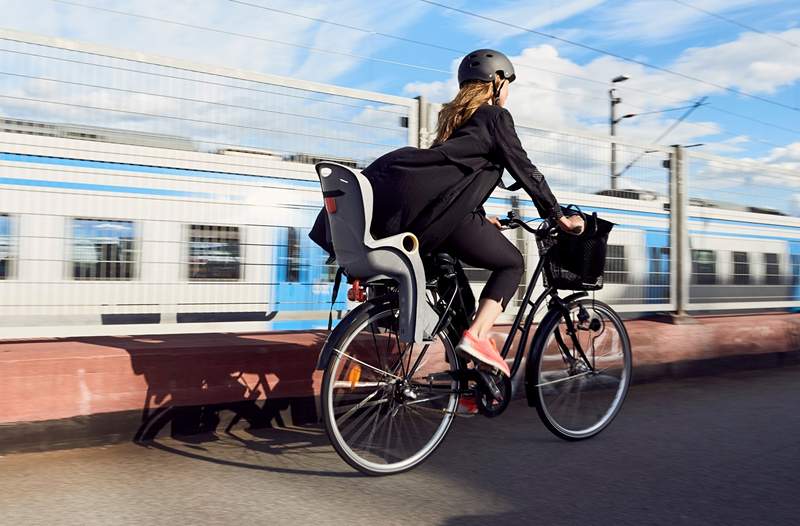 Hermoso domingo para un paseo en bicicleta, dice la dama embarazada más en exceso ... en el camino para dar a luz