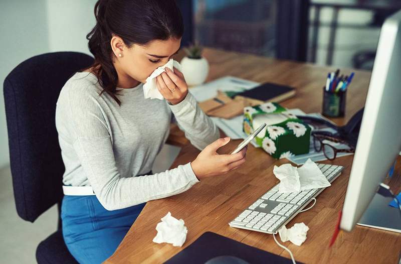 Como se manter saudável quando seu colega de trabalho contagioso não levará um dia doente