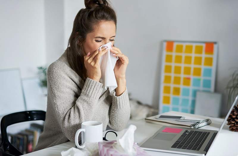 Il momento migliore della giornata per prendere le tue medicine allergiche, secondo un allergologo