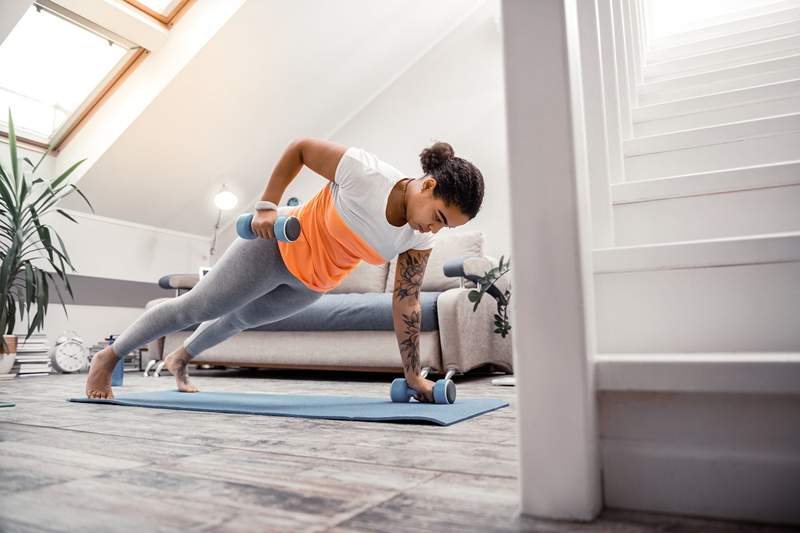 Cet entraînement à 9 mouvements d'haltère cible tous les muscles du haut du corps