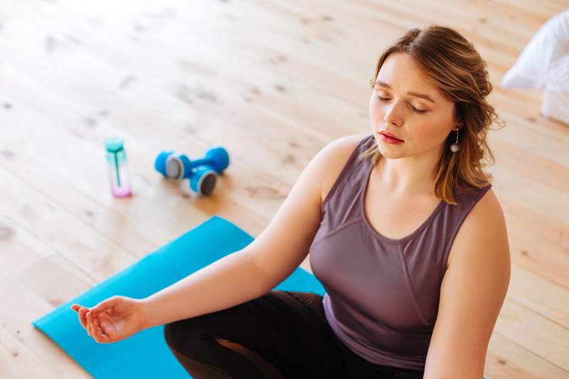 Wie man Yoga verwendet, um den Gehirnnebel zu bekämpfen (denn ja, es hilft auch damit)