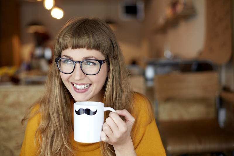 6 door voedingsdeskundige goedgekeurde ochtenddranken die u helpen uw koffie gewoonte te schoppen (als je wilt)