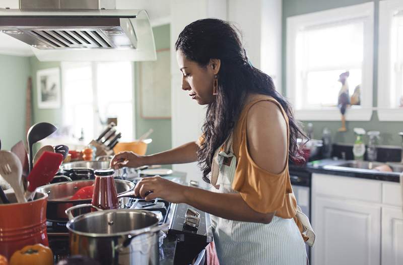 10 peretasan memasak terbaik yang kami pelajari tahun lalu untuk membuat karantina memasak lebih mudah