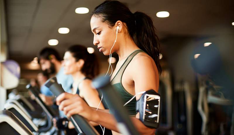 Se sei nuovo in palestra, queste sono le 7 migliori macchine con cui iniziare, secondo un allenatore