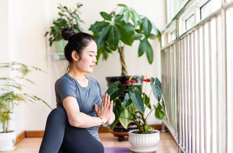 Tómese 3 minutos para retirar su columna vertebral con esta pose de yoga