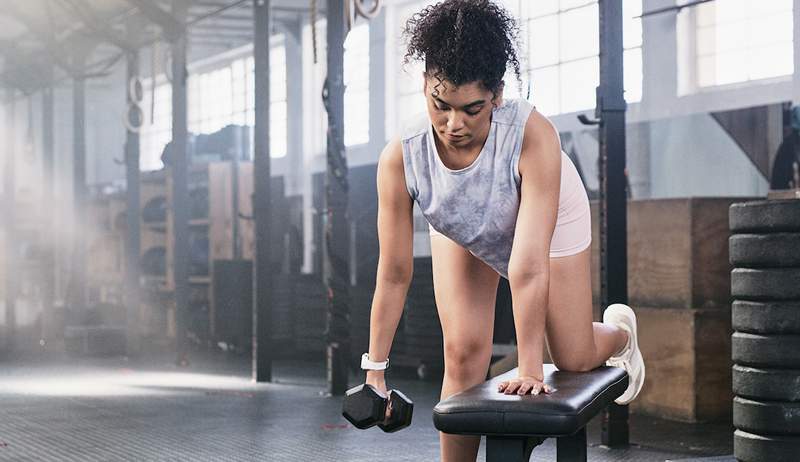 Dessa 5 övningar är mer effektiva än bicep curls, enligt en sportprestationstränare