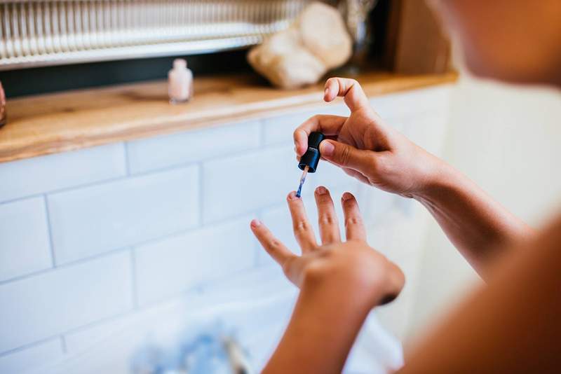 Nails quebradiços podem destruir sua manicure, então aqui está como torná -las mais fortes