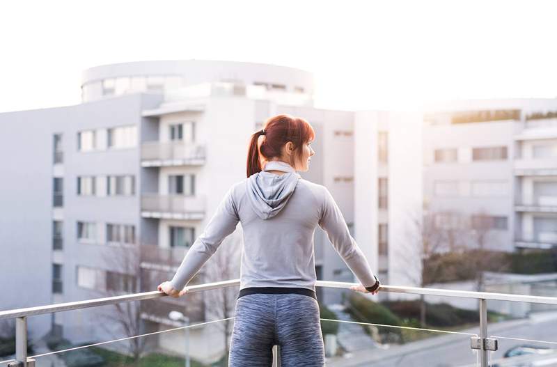 Le soleil est sorti, les petits pains voici pourquoi vous avez soudainement affaire à l'acné de la fesse (et ce que vous pouvez faire pour le réparer)