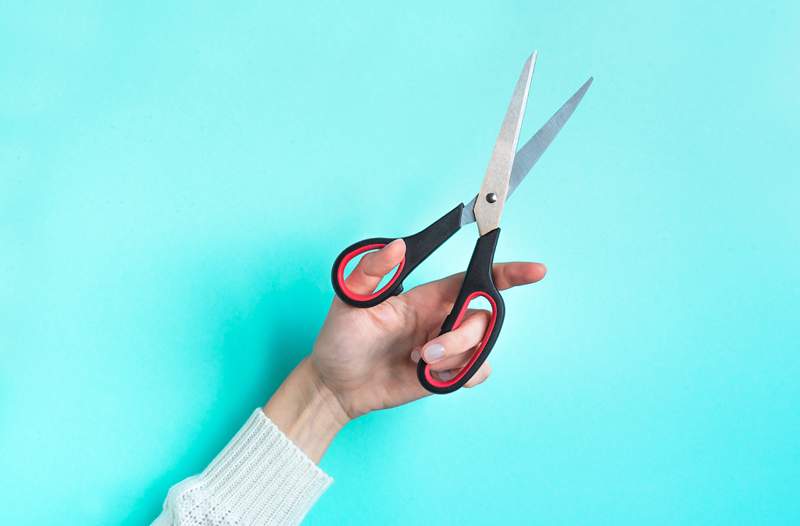 Posso tagliare i capelli con le forbici da cucina? A risponde uno stilista