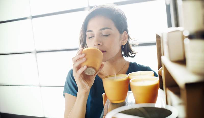 5 mazi pielāgojumi, kurus varat veikt mājās, lai samazinātu stresu un palielinātu libido, saskaņā ar seksa terapeitu