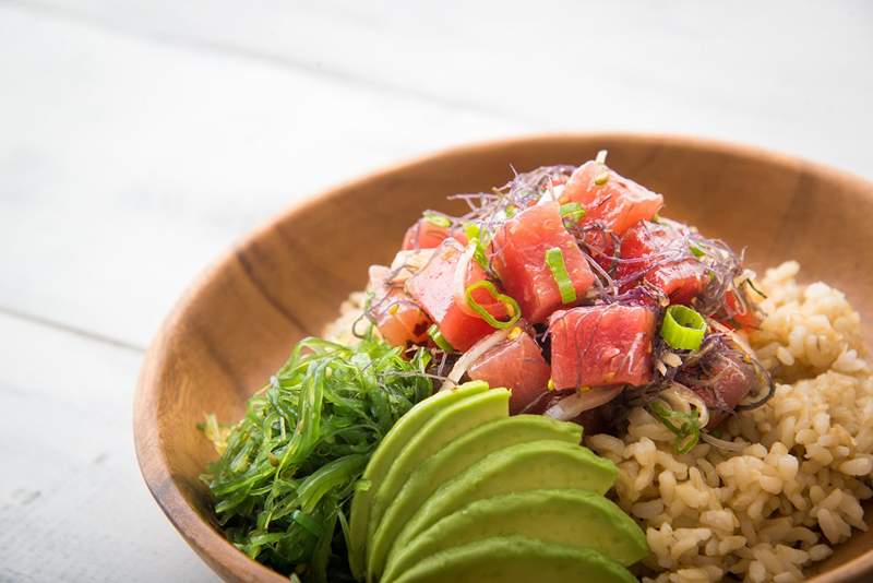 Condimenta cualquier comida saludable con esta versión hawaiana baja en azúcar de Sriracha