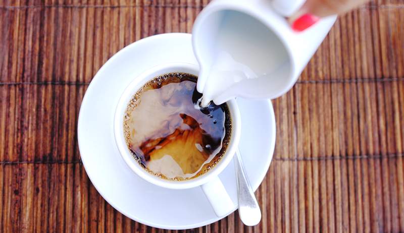 Hier ist, wie lange Coffee Creamer (jeglicher Art) im Allgemeinen geöffnet und ungeöffnet bleibt