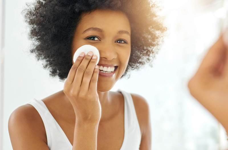 El truco de un artista de maquillaje para eliminar el delineador de ojos que ha sido fosilizado en la línea de las pestañas