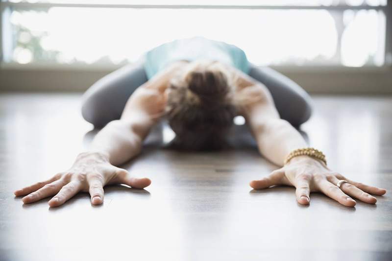 Cómo lidiar cuando experimenta sentimientos menos que escalofríos en la clase de yoga