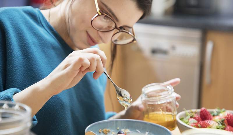 Il miele cristallizzato è sicuro da mangiare ma non è molto accattivante come riabilitarlo