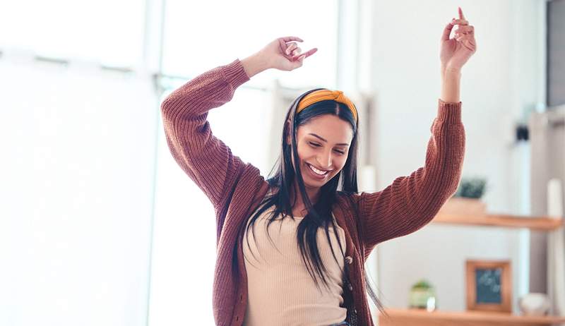 No necesitas ritmo para cosechar los beneficios que aumentan el estado de ánimo y los beneficios saludables de estas clases de cardio de baile para principiantes