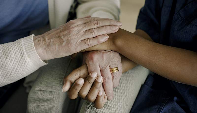 Soy una doula de la muerte y esta es la mejor forma en que la mayoría de las personas prefieren ser consoladas al final de la vida