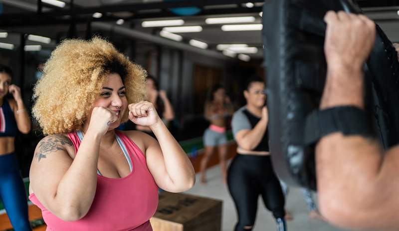 Fitnes industrija pogosto izključuje bipoc in večje ljudi. Tukaj se borijo s temi profesionalci vadbe