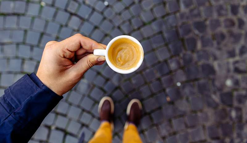 Das Trinken von mehr als 3-Tassen Kaffee pro Tag kann laut einer neuen Studie den Blutdruck tatsächlich senken