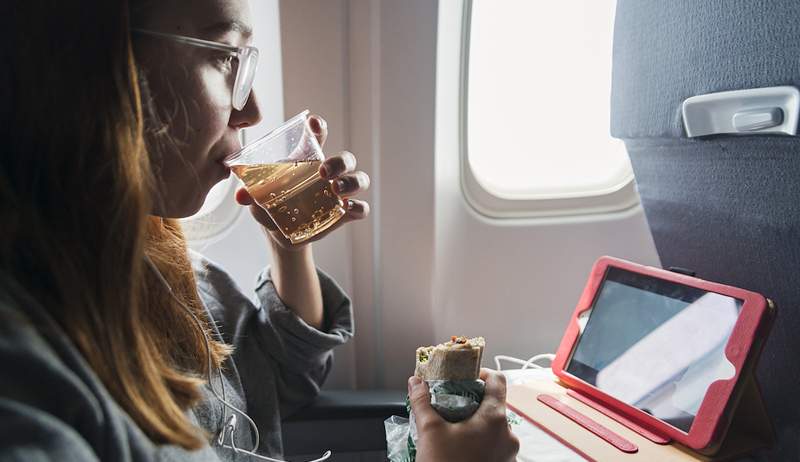 Pode beber Ginger Ale * na verdade * ajudá -lo a se sentir menos nauseado?