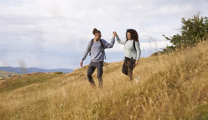 Camminare in discesa è un fantastico allenamento inferiore al corpo. Ma come ti impegni di ferire le ginocchia?