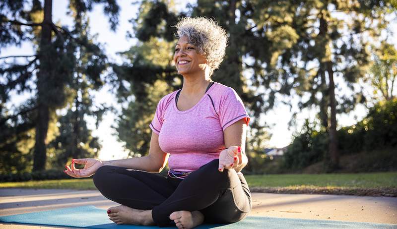 Die Idee, dass Ihre tägliche Yoga -Praxis beim Haarwachstum helfen kann, ist kein vollständiger Mythos