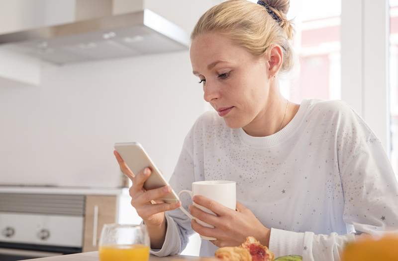 Den lette, højfiber morgenmad En diætist spiser hver morgen under karantæne