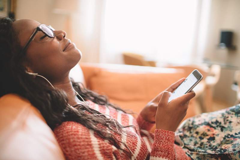 Det är möjligt att fylla din sociala bränsletank med komfortmat, TV och ingen faktisk socialisering