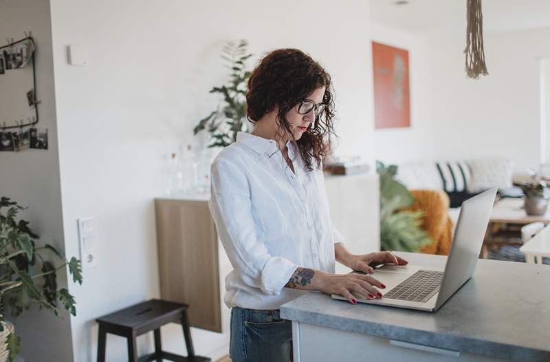 Cet étirement à main «poing-to-fan» dissout une journée de tension de travail en 30 secondes