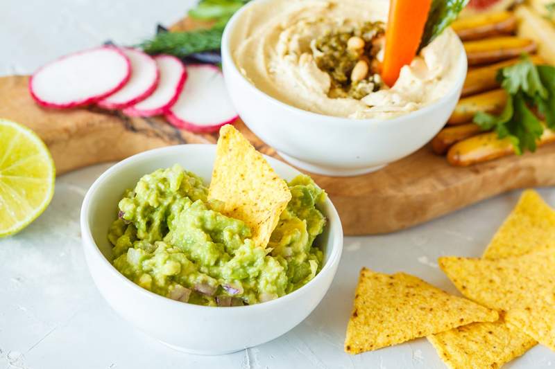 In einem Kampf zwischen Hummus und Guac, den gesunde Snack Dip gewinnt?